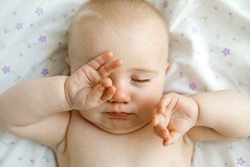 Viêm kết mạc ở trẻ sơ sinh có phải do mắt bị nhiễm trùng hay kích ứng?