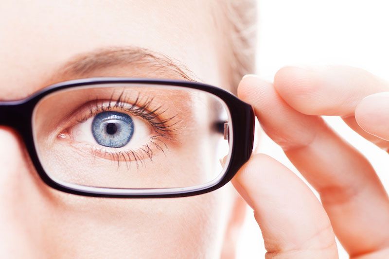 Có những loại kính viễn thị nào có thể giúp cải thiện tình trạng mắt?

